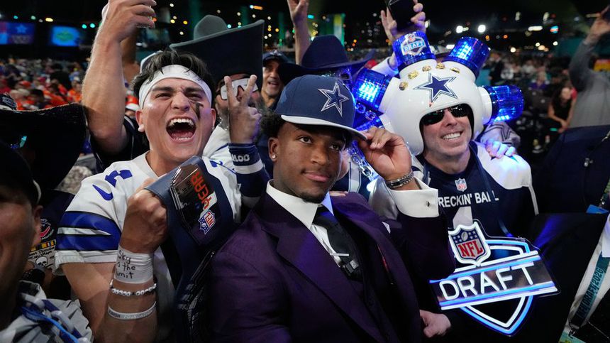 Caleb Downs celebra con los fans de Cowboys en el Draft 2026 de la NFL | AP