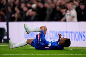 Estevao sobre el césped tras lesionarse | AP