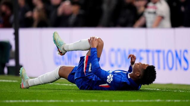 Estevao sobre el césped tras lesionarse | AP