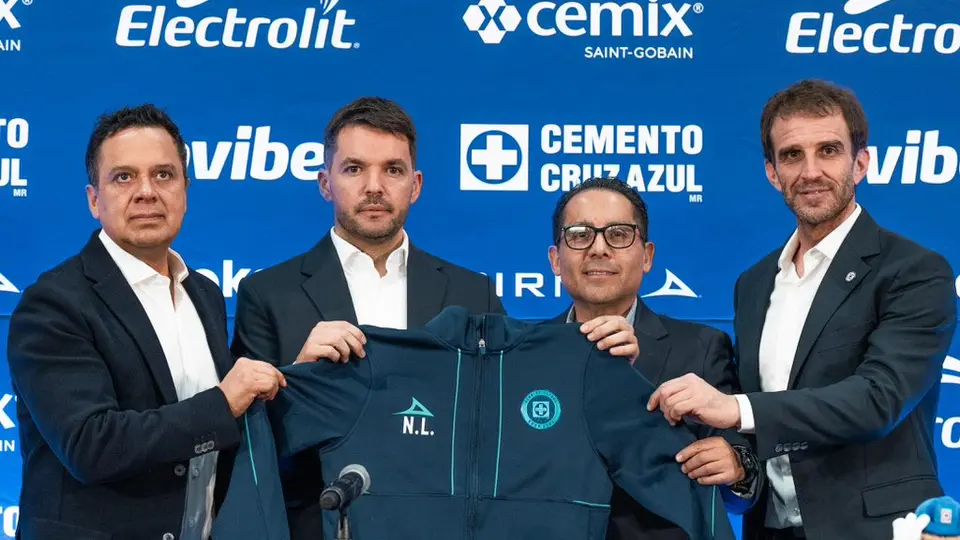 Víctor Velázquez y Diego Alonso en la presentación de Nicolás Larcamón con Cruz Azul | X: @CruzAzul