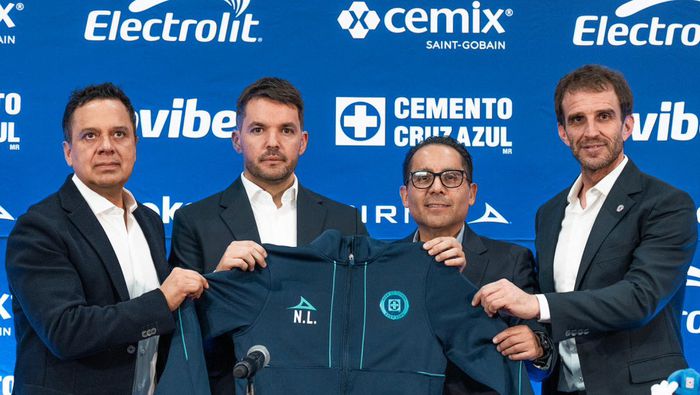 Víctor Velázquez y Diego Alonso en la presentación de Nicolás Larcamón con Cruz Azul | X: @CruzAzul