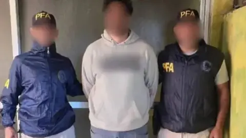 El hombre fue detenido por la policía argentina y está siendo investigado