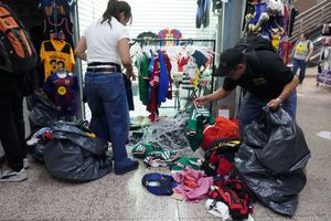 Decomisan más de 19 mil productos pirata del Mundial 2026 en el Centro Histórico de CDMX