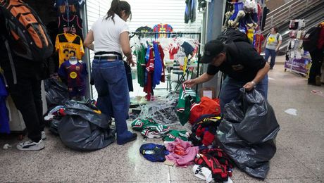 Decomisan más de 19 mil productos pirata del Mundial 2026 en el Centro Histórico de CDMX