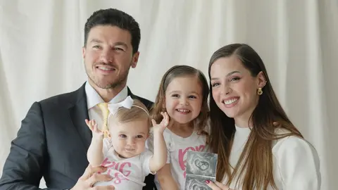 Mariana Rodríguez y Samuel García junto con sus dos hijas. / @marianardzcantu-@samuelgarcias
