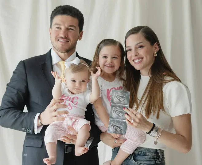 Mariana Rodríguez y Samuel García junto con sus dos hijas. / @marianardzcantu-@samuelgarcias