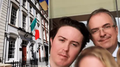 El hijo del ex canciller habría permanecido alrededor de seis meses en la residencia diplomática en Londres. / RS