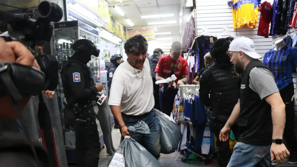 El operativo se realizó en 23 locales de la Plaza Olimpia, en la alcaldía Cuauhtémoc./ SSC