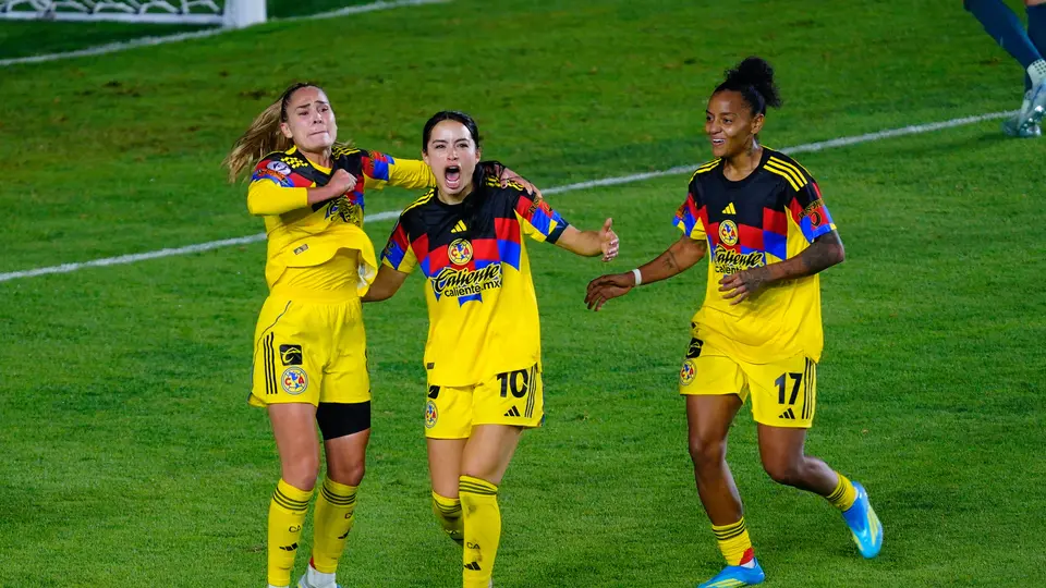 Scarlett Camberos dándole el título de la CONCACAF a América Femenil | IMAGO 7