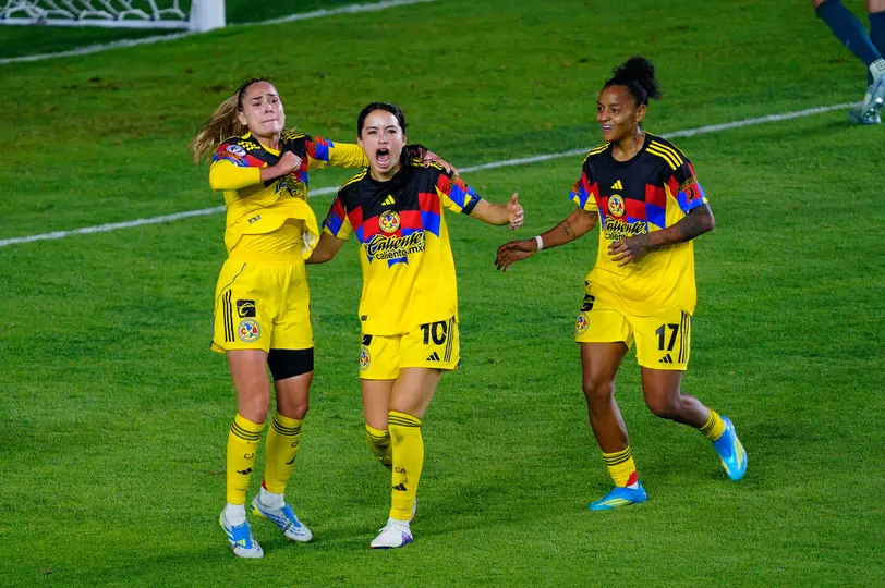 Scarlett Camberos dándole el título de la CONCACAF a América Femenil | IMAGO 7