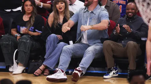 Travis Kelce, de Kansas City Chiefs, y Taylor Swift  | AP