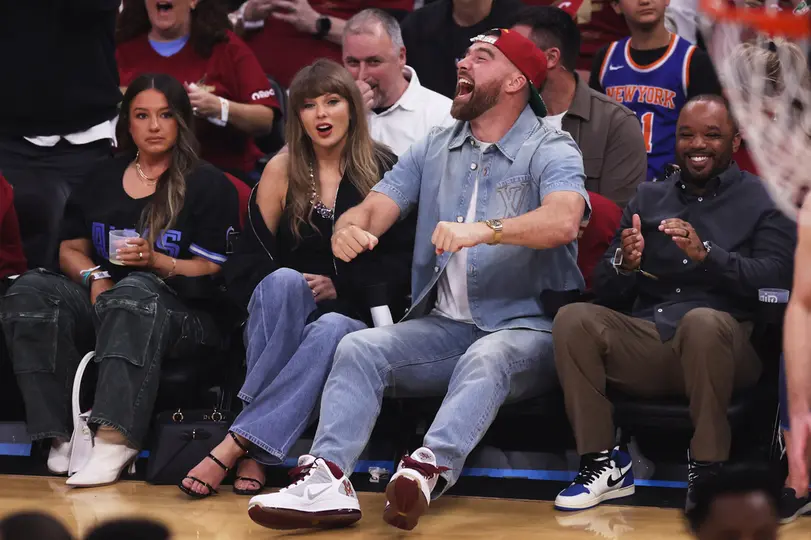 Travis Kelce, de Kansas City Chiefs, y Taylor Swift  | AP