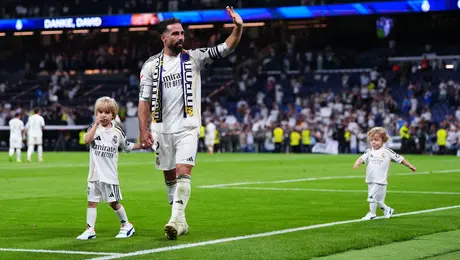 Dani Carvajal se despide del Real Madrid con emotivo “Hala Madrid” junto a sus hijos en el Bernabéu