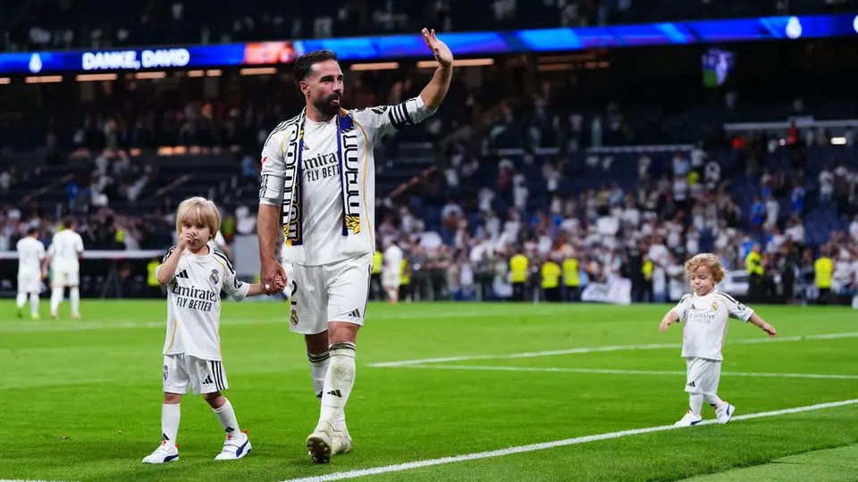 Dani Carvajal se despide del Real Madrid con emotivo “Hala Madrid” junto a sus hijos en el Bernabéu