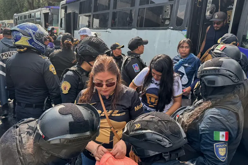 Integrantes de barras de animación de Pumas llegan a CU | MIGUEL PONTÓN