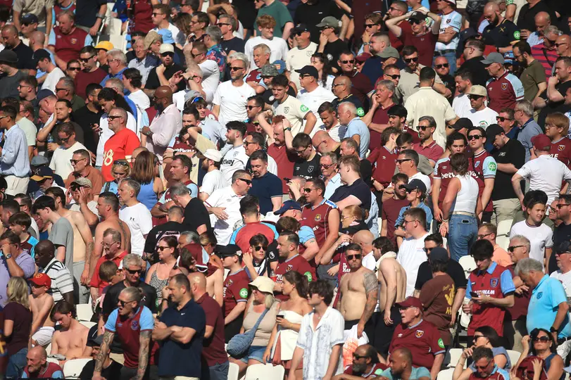 Aficionados de West Ham en la Jornada 38 de la Premier League | AP