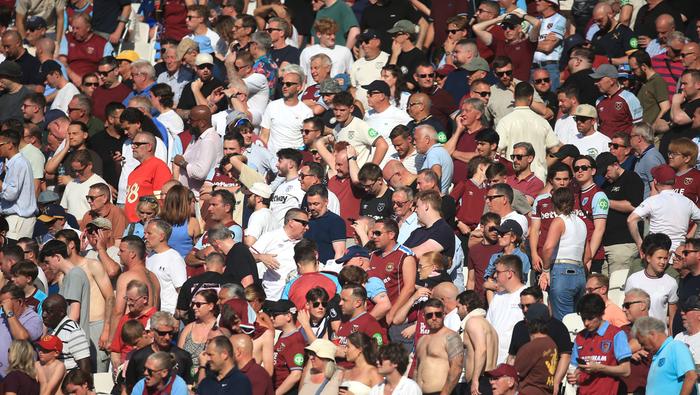 Aficionados de West Ham en la Jornada 38 de la Premier League | AP
