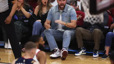 Travis Kelce, de Kansas City Chiefs, y Taylor Swift | AP