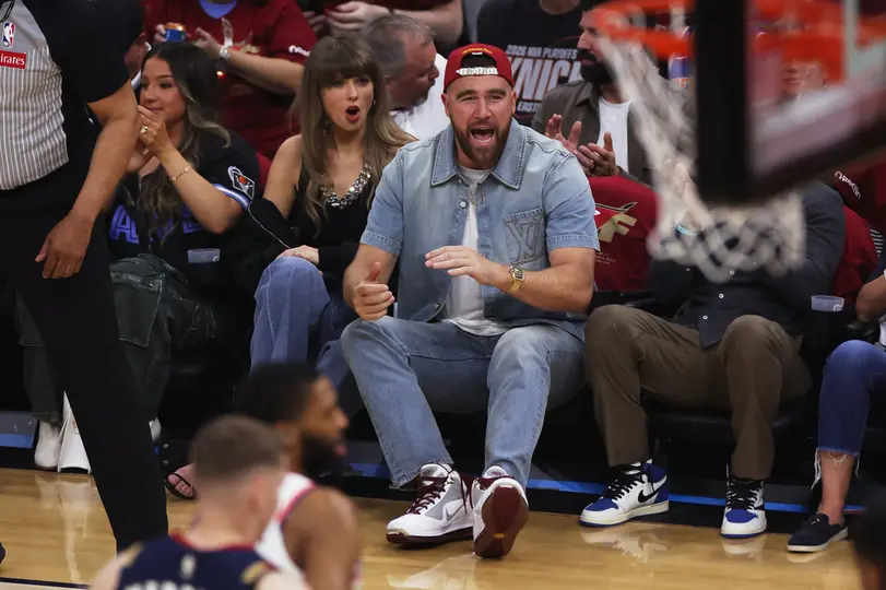 Travis Kelce, de Kansas City Chiefs, y Taylor Swift | AP