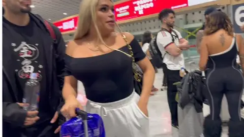 Influencers y artistas documentaron en redes sociales los momentos de incertidumbre durante el vuelo./ Captura de pantalla