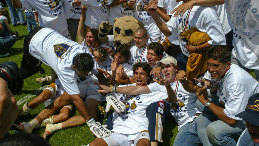 Jugadores de Pumas celebran el título del Clausura 2004 | MEXSPORT