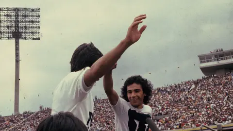 Hugo Sánchez, en hombros, en la Final 80-81 contra Cruz Azul. l MEXSPORT