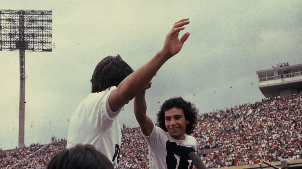 Hugo Sánchez, en hombros, en la Final 80-81 contra Cruz Azul. l MEXSPORT