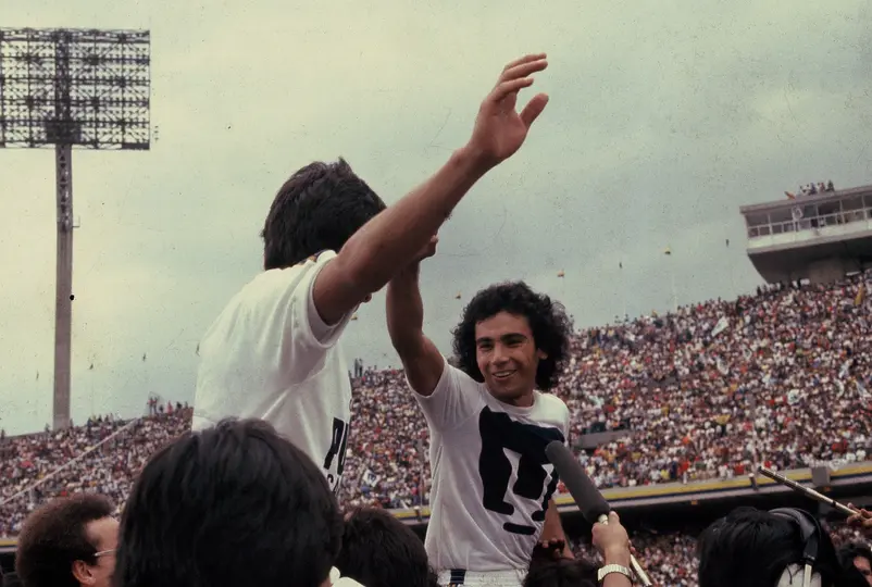 Hugo Sánchez, en hombros, en la Final 80-81 contra Cruz Azul. l MEXSPORT