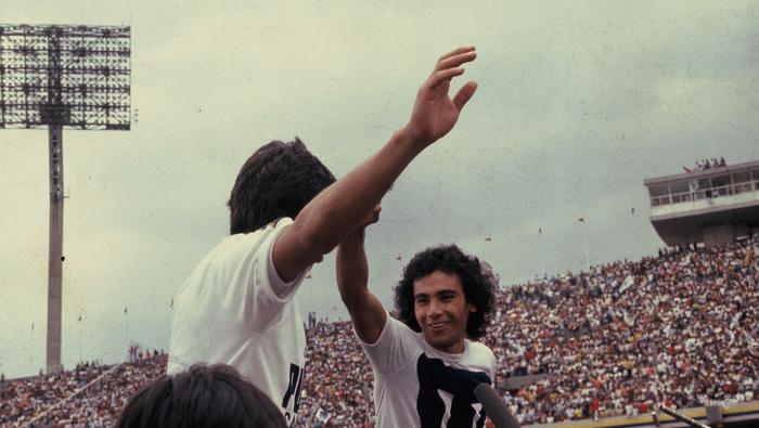 Hugo Sánchez, en hombros, en la Final 80-81 contra Cruz Azul. l MEXSPORT