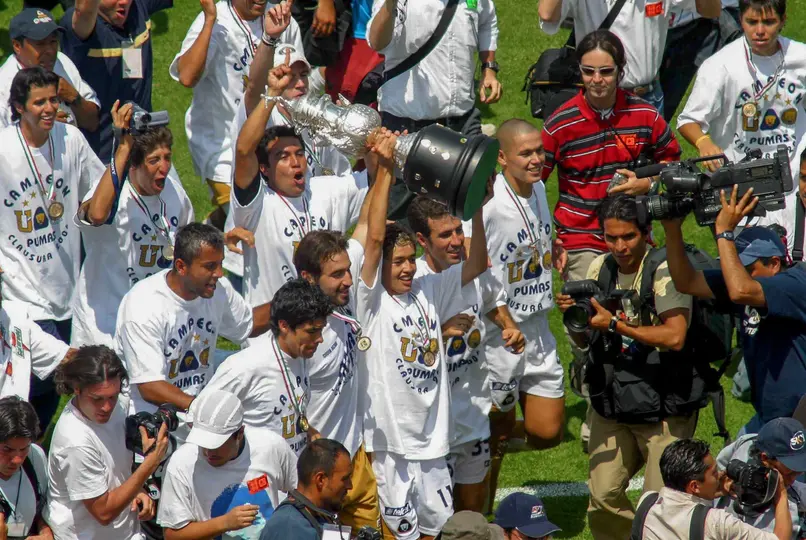Jugadores de Pumas celebran el título del Clausura 2004 | MEXSPORT