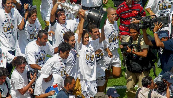 Jugadores de Pumas celebran el título del Clausura 2004 | MEXSPORT