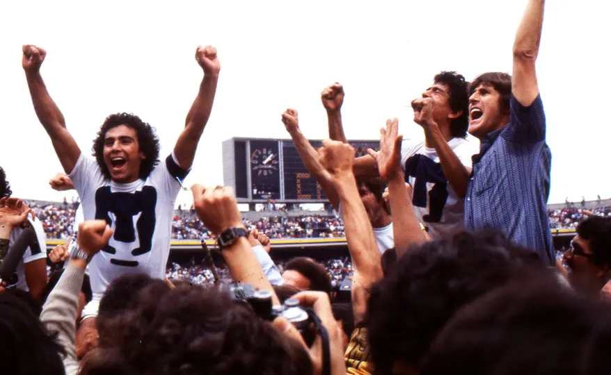 Hugo Sánchez, a hombros junto a Rafael Amador y Bora Milutinovic, tras vencer en la Final 80-81 a Cruz Azul. l MEXSPORT