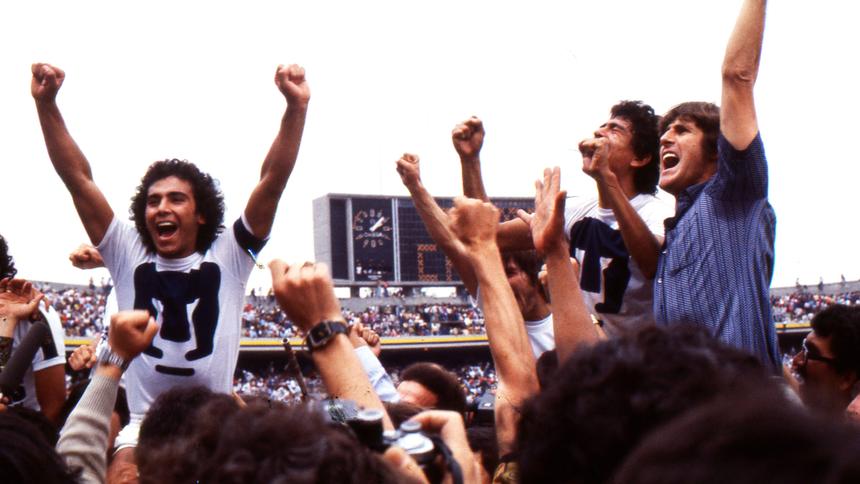 Hugo Sánchez, a hombros junto a Rafael Amador y Bora Milutinovic, tras vencer en la Final 80-81 a Cruz Azul. l MEXSPORT