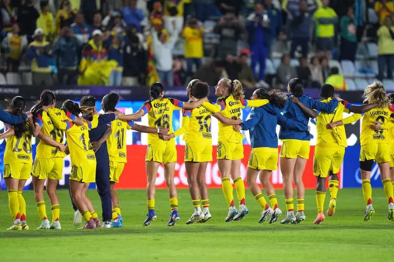 América Femenil celebrando con la afición el momento histórico | AP