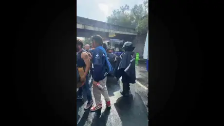 ¡Épale con esas manos! Policía revisa a porra de Pumas antes de la Final