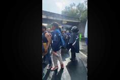 ¡Épale con esas manos! Policía revisa a porra de Pumas antes de la Final