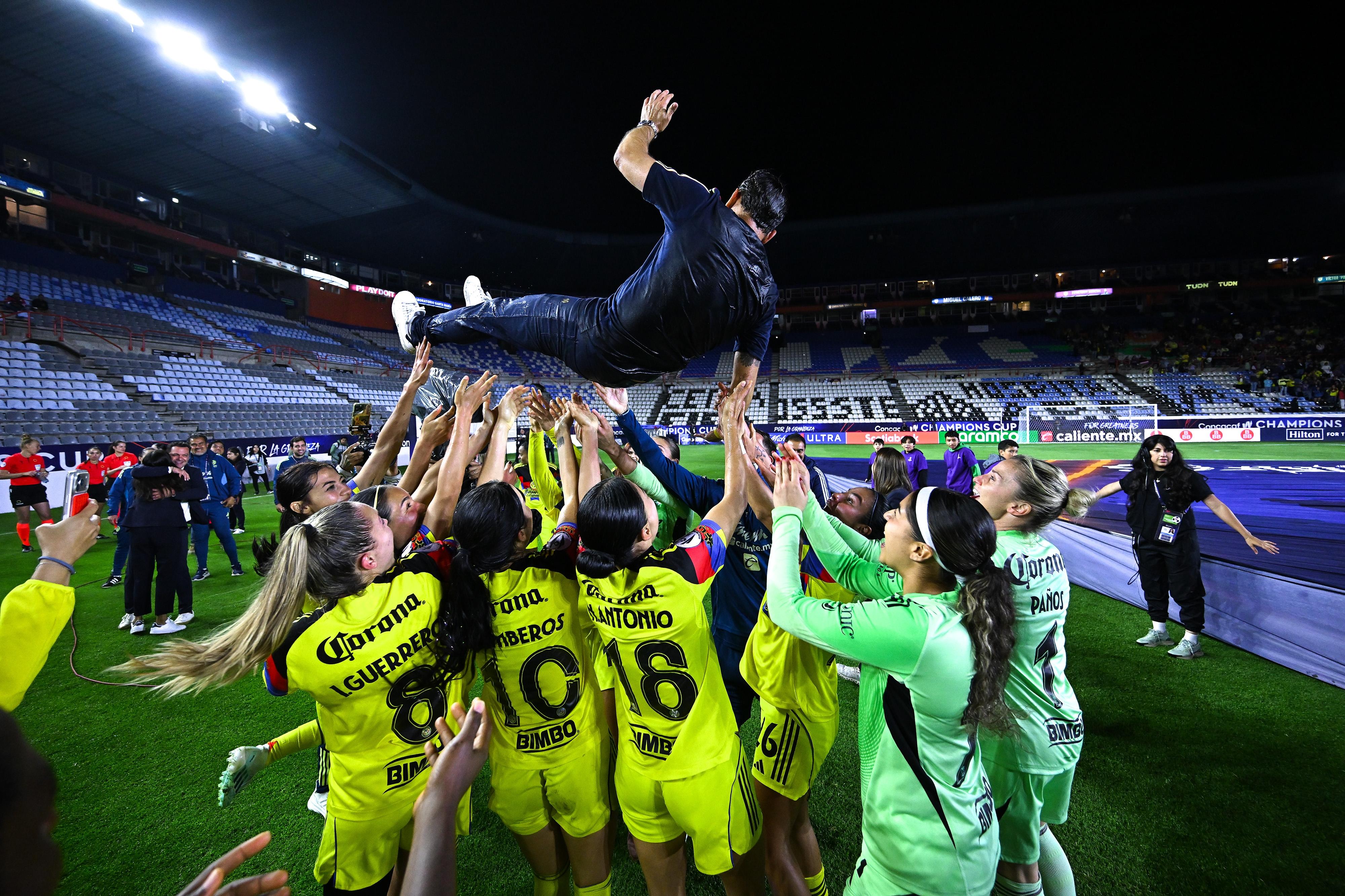 Jugadoras de América celebran con Ángel Villacampa la Concacaf W Champions Cup | MEXSPORT