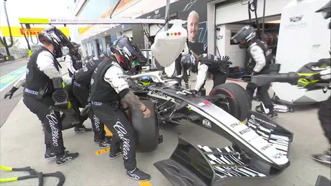 Los mecánicos de Cadillac retiran el auto de Checo Pérez | X: @F1
