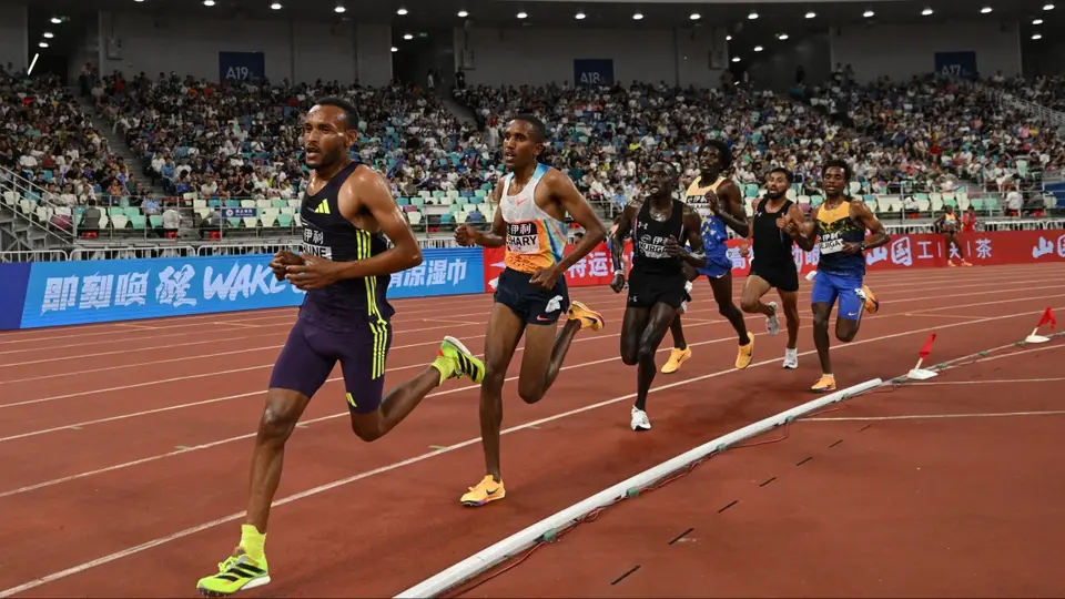 Eduardo Herrera en el pelotón principal en los 5000m de la Diamond League | AFP