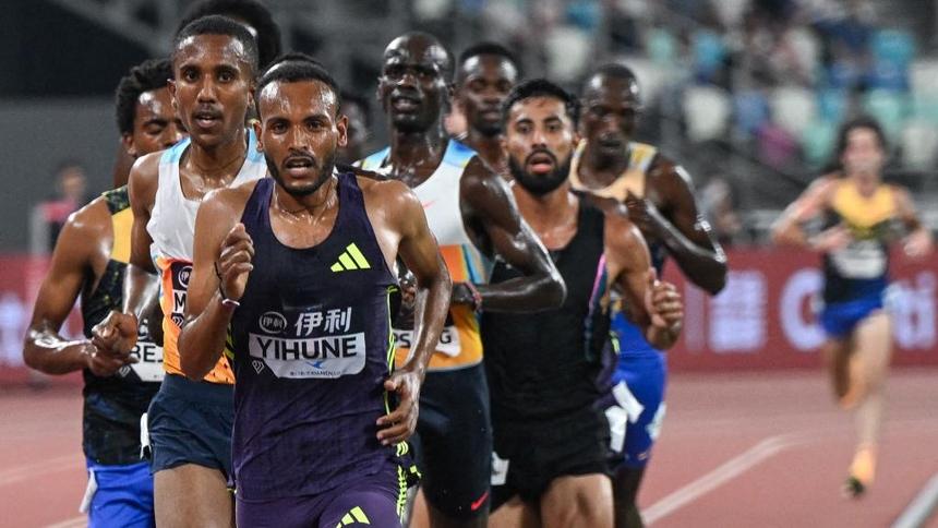 Eduardo Herrera en el pelotón principal en los 5000m de la Diamond League | AFP