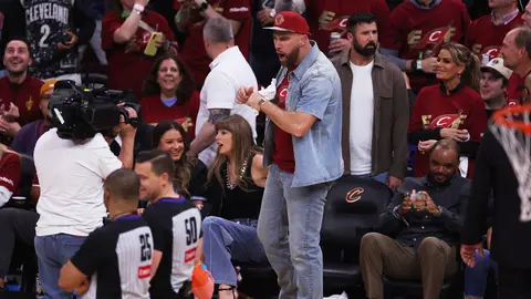 Travis Kelce, de Kansas City Chiefs, y Taylor Swift | AP