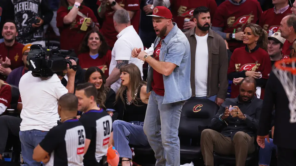 Travis Kelce, de Kansas City Chiefs, y Taylor Swift | AP