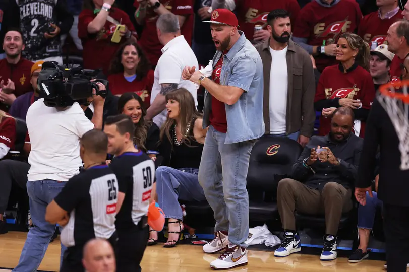 Travis Kelce, de Kansas City Chiefs, y Taylor Swift | AP