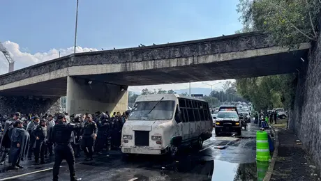 Policía de la Ciudad de México 'recibe' a afición universitaria en las inmediaciones de CU