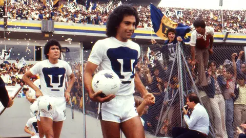 Hugo Sánchez salta a la cancha del Olímpico en la Final 80-81 contra Cruz Azul. l MEXSPORT