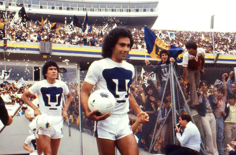 Hugo Sánchez salta a la cancha del Olímpico en la Final 80-81 contra Cruz Azul. l MEXSPORT