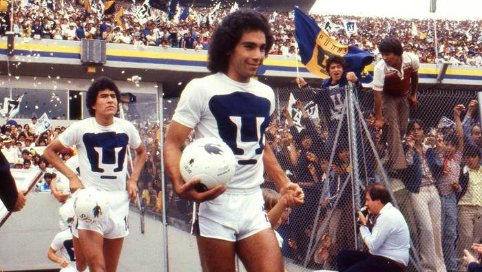 Hugo Sánchez salta a la cancha del Olímpico en la Final 80-81 contra Cruz Azul. l MEXSPORT