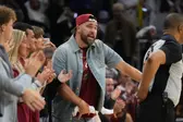 Travis Kelce y Taylor Swift ponen ambiente en el Juego 3 entre Cleveland y New York