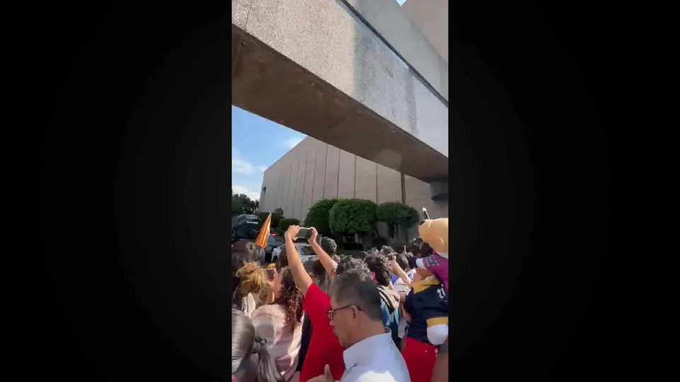 ¡Locura en hotel de concentración! Afición de Pumas despide a su equipo antes de la Final