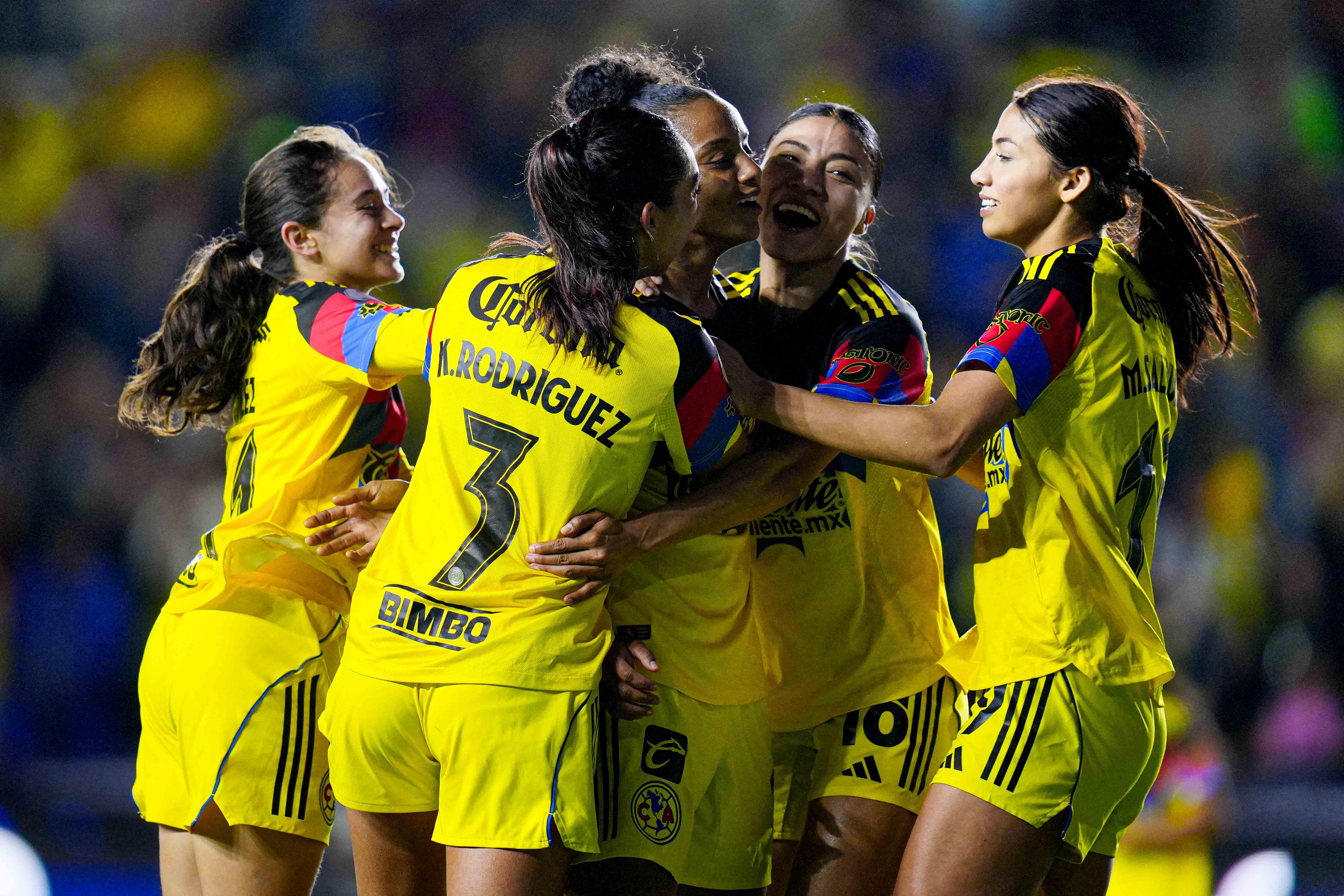 Geyse Ferreira festejando su golazo con las jugadoras del América | IMAGO 7